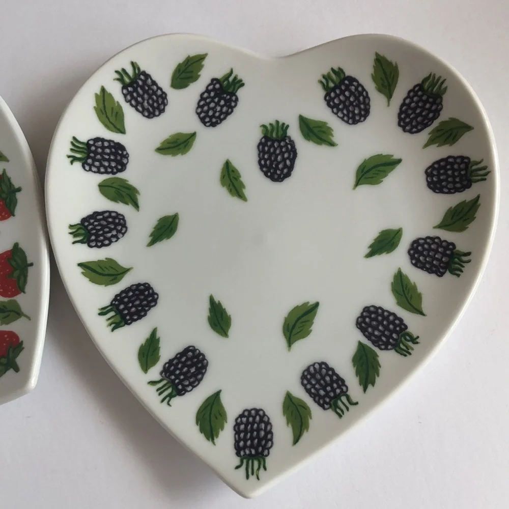 Williams Sonoma Heart Shaped Strawberry And Blackberry Dessert Plates